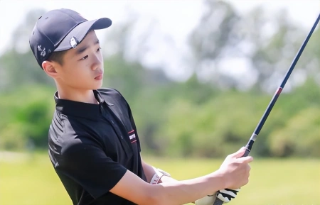 楊威曬兒子打高爾夫近照，12歲楊陽洋變化大，又高又瘦帥氣十足